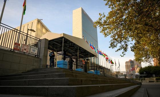 صورة لمدخل مقر الأمم المتحدة مع مبنى الأمانة العامة في الخلفية.